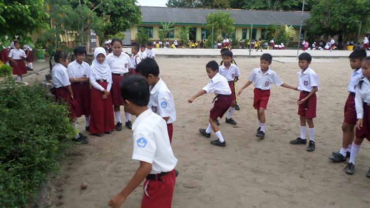 Detail Gambar Anak Sd Di Lapangan Sekolah Nomer 9