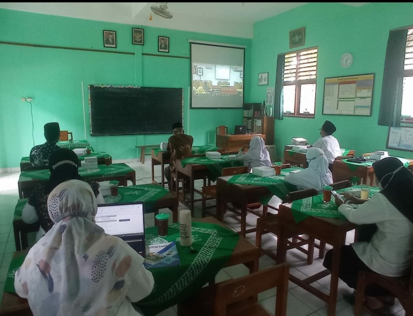 Detail Gambar Anak Sd Sedang Kumpul Di Lapangan Sekolah Nomer 12