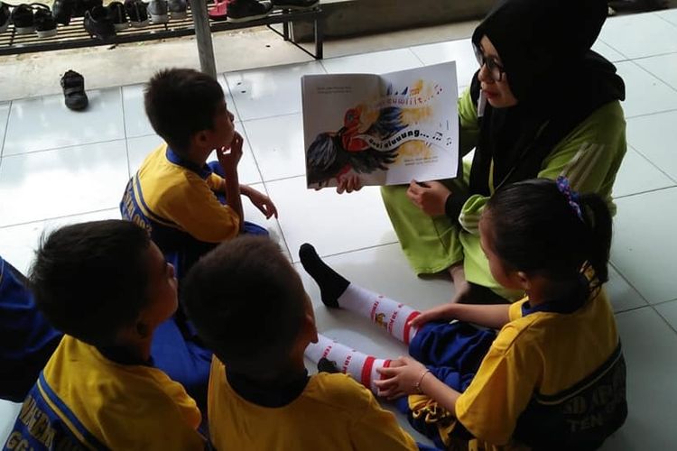 Detail Gambar Anak Sd Sedang Kumpul Di Lapangan Sekolah Nomer 5