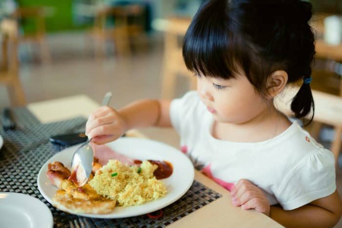 Detail Gambar Anak Sedang Sarapan Mau Sekola Nomer 7