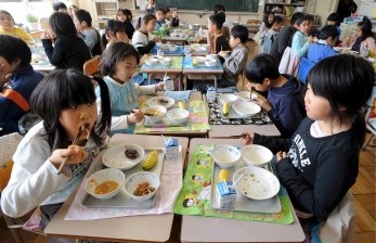 Gambar Anak Sedang Sarapan Mau Sekola - KibrisPDR