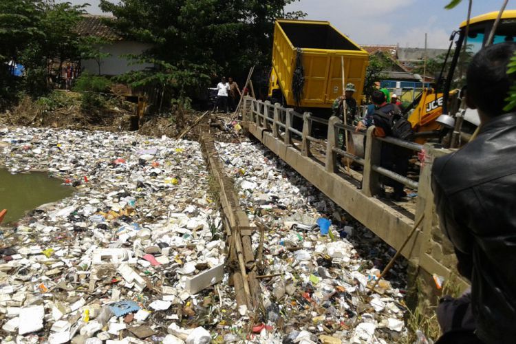 Detail Gambar Animasi Orang Berjalan Membawa Sampah Nomer 16