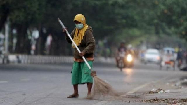 Detail Gambar Animasi Orang Berjalan Membawa Sampah Nomer 17