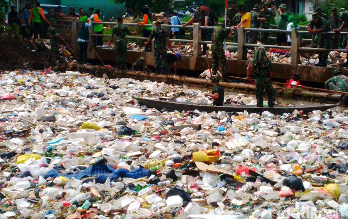 Detail Gambar Animasi Orang Berjalan Memebuang Sampah Nomer 29