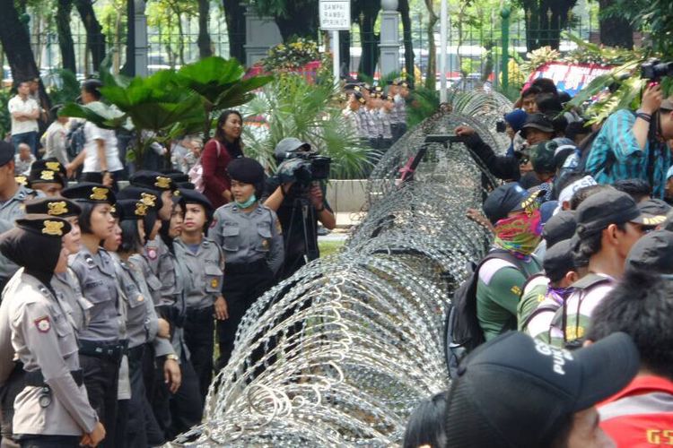 Detail Gambar Aparat Blokade Jalan Memnuju Istana Massa Buruh Nomer 2