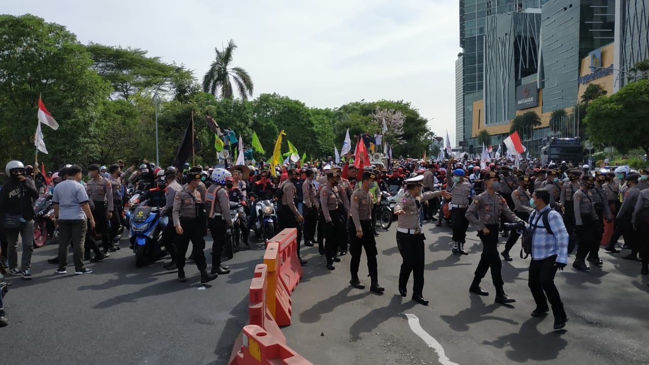 Detail Gambar Aparat Blokade Jalan Memnuju Istana Massa Buruh Nomer 9