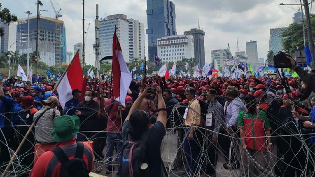 Detail Gambar Aparat Blokade Jalan Memnuju Istana Massa Buruh Nomer 10