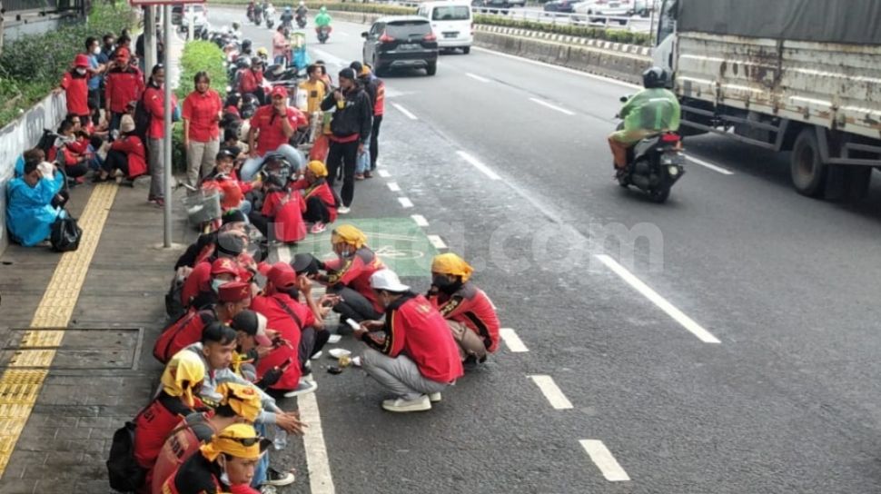 Detail Gambar Aparat Blokade Jalan Memnuju Istana Massa Buruh Nomer 14