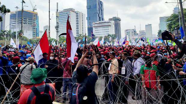 Detail Gambar Aparat Blokade Jalan Memnuju Istana Massa Buruh Nomer 15