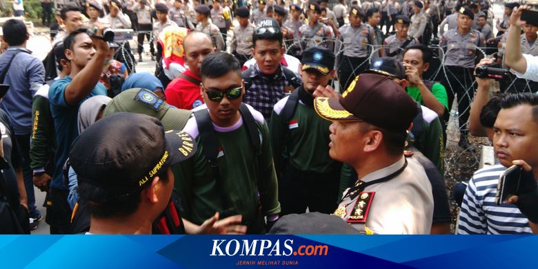 Detail Gambar Aparat Blokade Jalan Memnuju Istana Massa Buruh Nomer 16