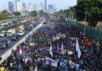 Download Gambar Aparat Blokade Jalan Memnuju Istana Massa Buruh Nomer 17