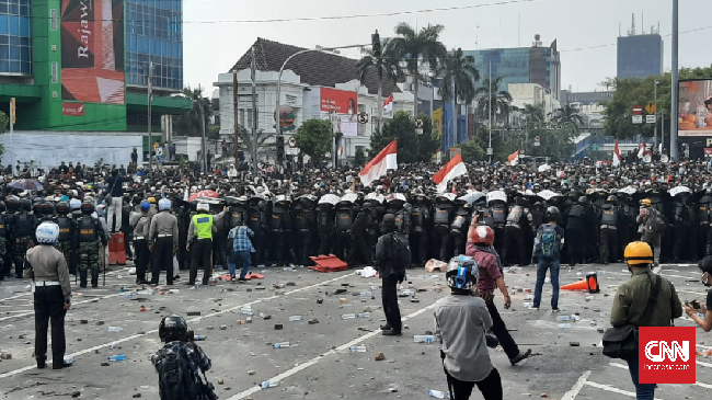 Detail Gambar Aparat Blokade Jalan Memnuju Istana Massa Buruh Nomer 19