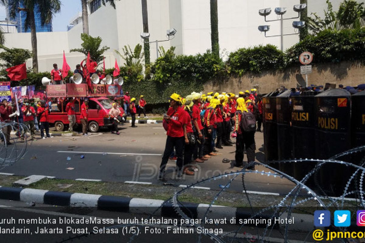 Detail Gambar Aparat Blokade Jalan Memnuju Istana Massa Buruh Nomer 22