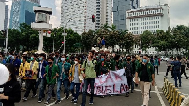 Detail Gambar Aparat Blokade Jalan Memnuju Istana Massa Buruh Nomer 26