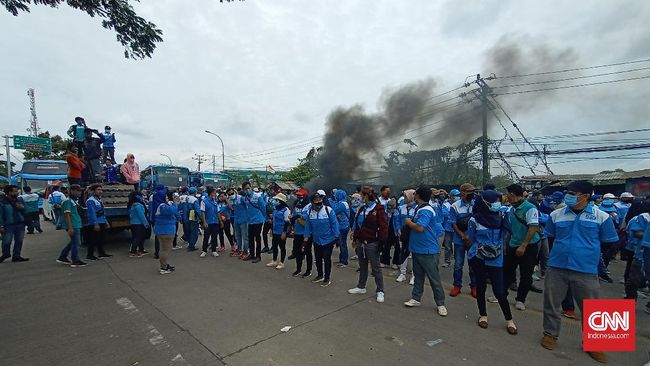 Detail Gambar Aparat Blokade Jalan Memnuju Istana Massa Buruh Nomer 4