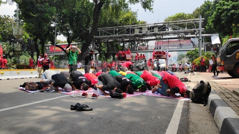 Detail Gambar Aparat Blokade Jalan Memnuju Istana Massa Buruh Nomer 27