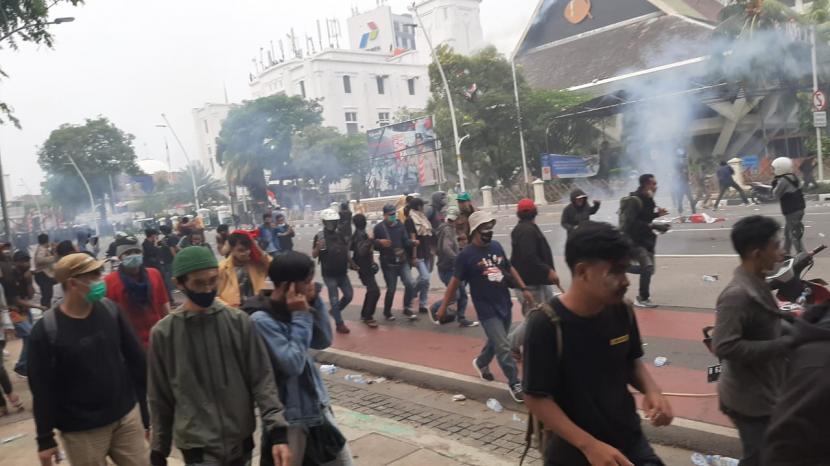 Detail Gambar Aparat Blokade Jalan Memnuju Istana Massa Buruh Nomer 31