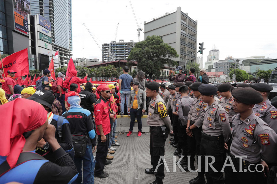 Detail Gambar Aparat Blokade Jalan Memnuju Istana Massa Buruh Nomer 32