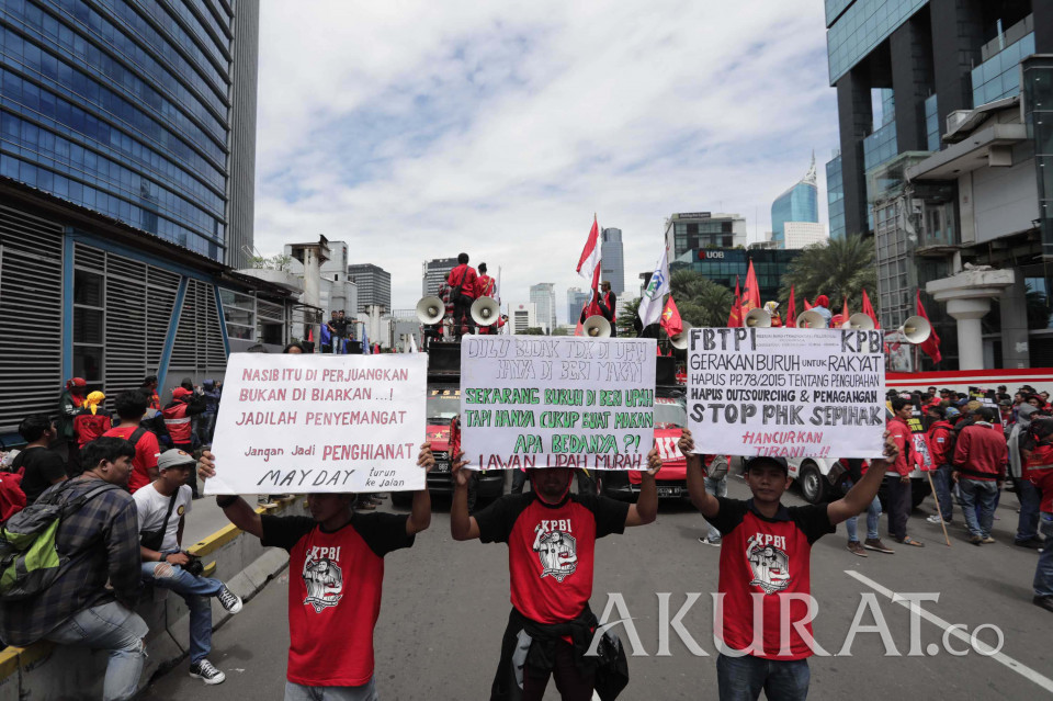 Detail Gambar Aparat Blokade Jalan Memnuju Istana Massa Buruh Nomer 35