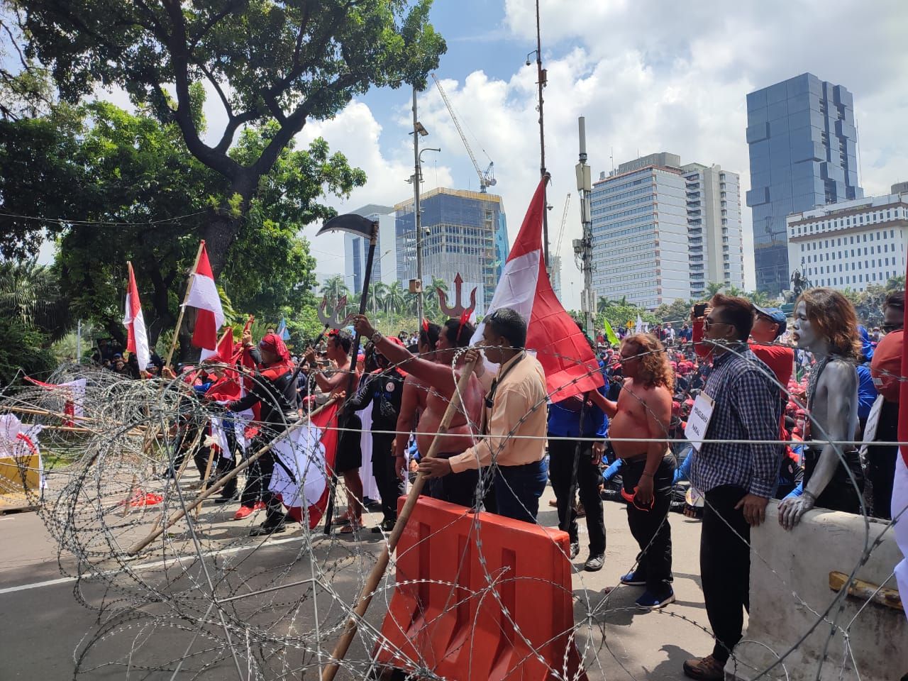 Detail Gambar Aparat Blokade Jalan Memnuju Istana Massa Buruh Nomer 5