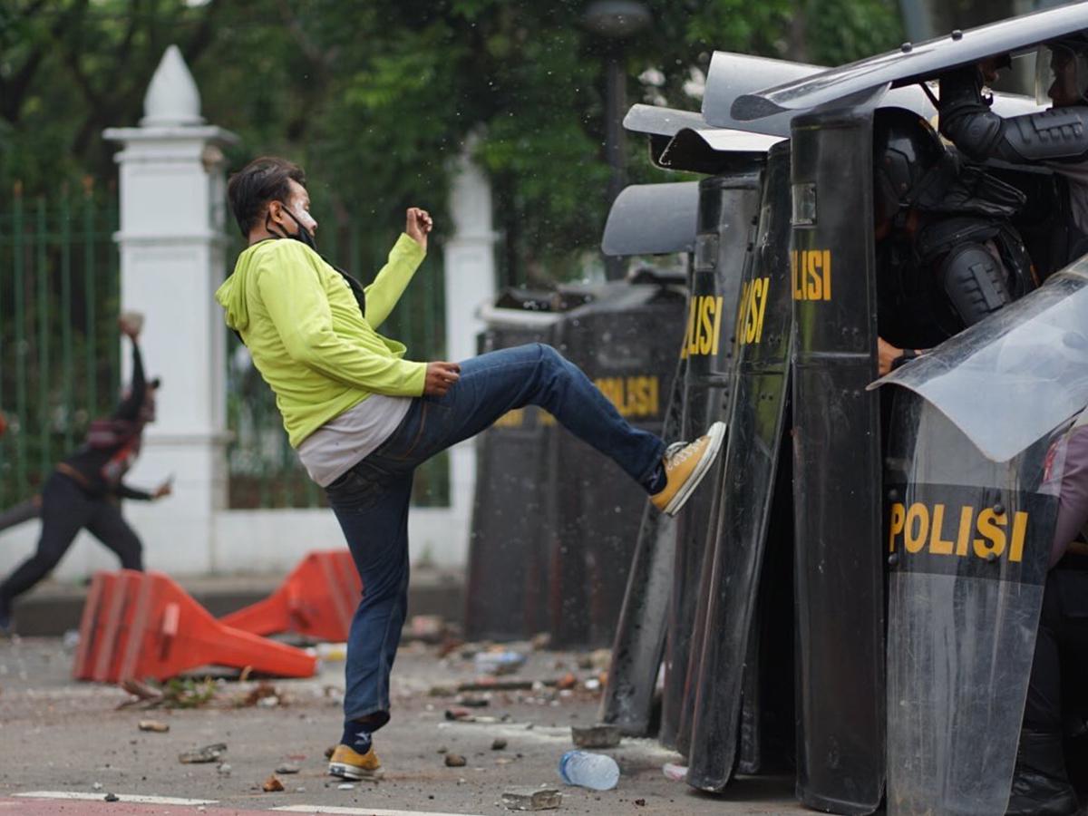 Detail Gambar Aparat Blokade Jalan Memnuju Istana Massa Buruh Nomer 38