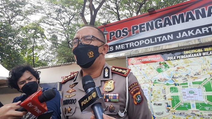 Detail Gambar Aparat Blokade Jalan Memnuju Istana Massa Buruh Nomer 41