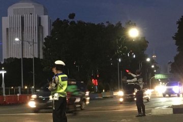 Detail Gambar Aparat Blokade Jalan Memnuju Istana Massa Buruh Nomer 42