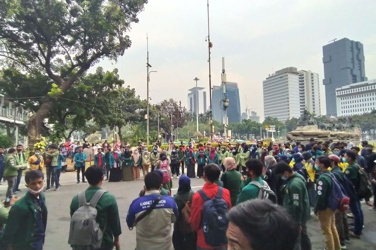 Detail Gambar Aparat Blokade Jalan Memnuju Istana Massa Buruh Nomer 43