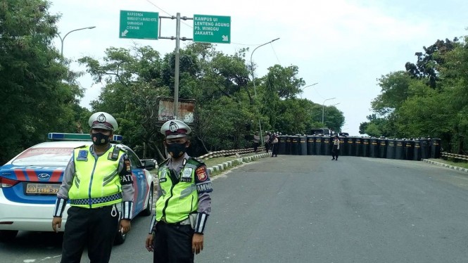 Detail Gambar Aparat Blokade Jalan Memnuju Istana Massa Buruh Nomer 44