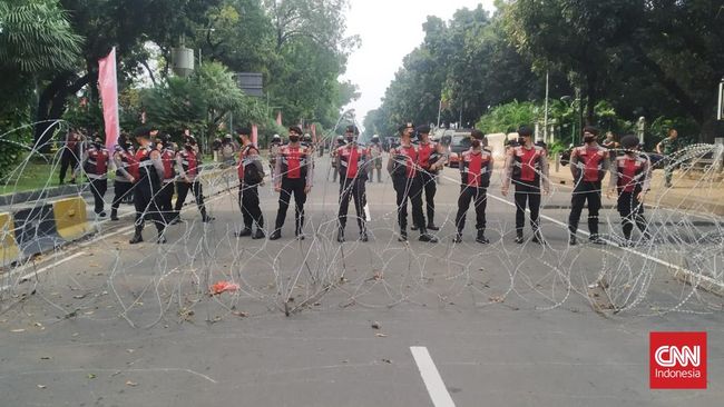 Detail Gambar Aparat Blokade Jalan Memnuju Istana Massa Buruh Nomer 6