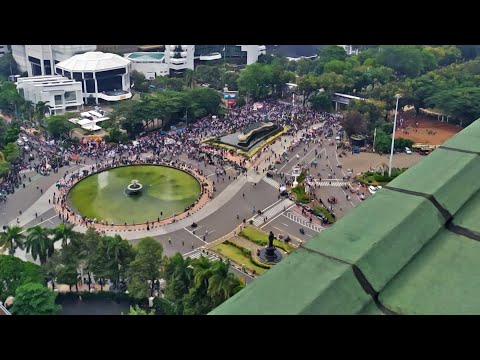 Detail Gambar Aparat Blokade Jalan Memnuju Istana Massa Buruh Nomer 46