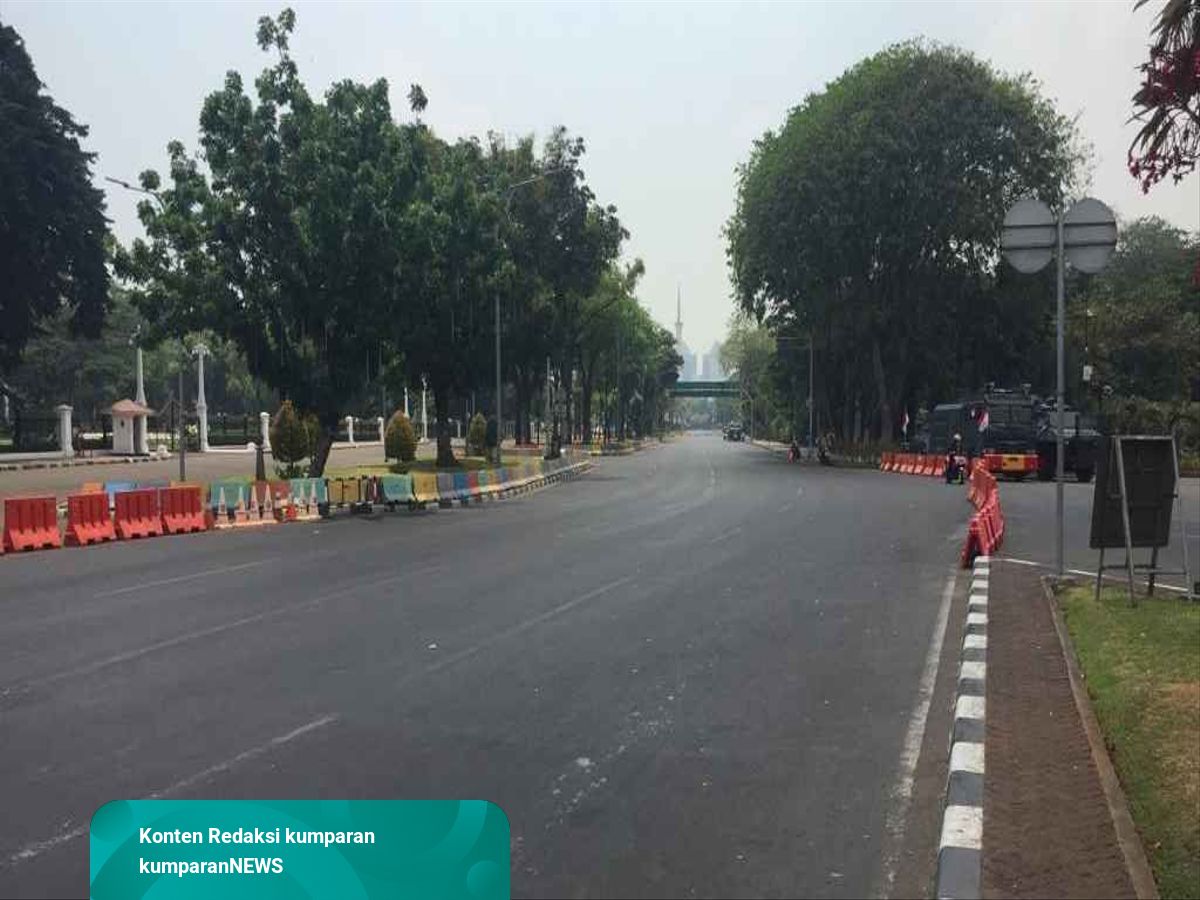 Detail Gambar Aparat Blokade Jalan Memnuju Istana Massa Buruh Nomer 47