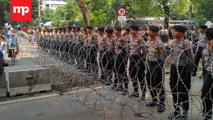 Detail Gambar Aparat Blokade Jalan Memnuju Istana Massa Buruh Nomer 51