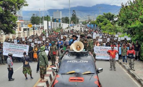 Download Gambar Aparat Blokade Jalan Memnuju Istana Massa Buruh Nomer 52