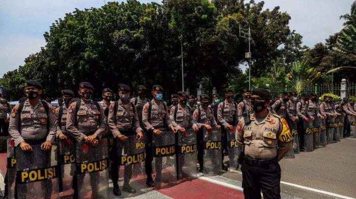 Detail Gambar Aparat Blokade Jalan Memnuju Istana Massa Buruh Nomer 54