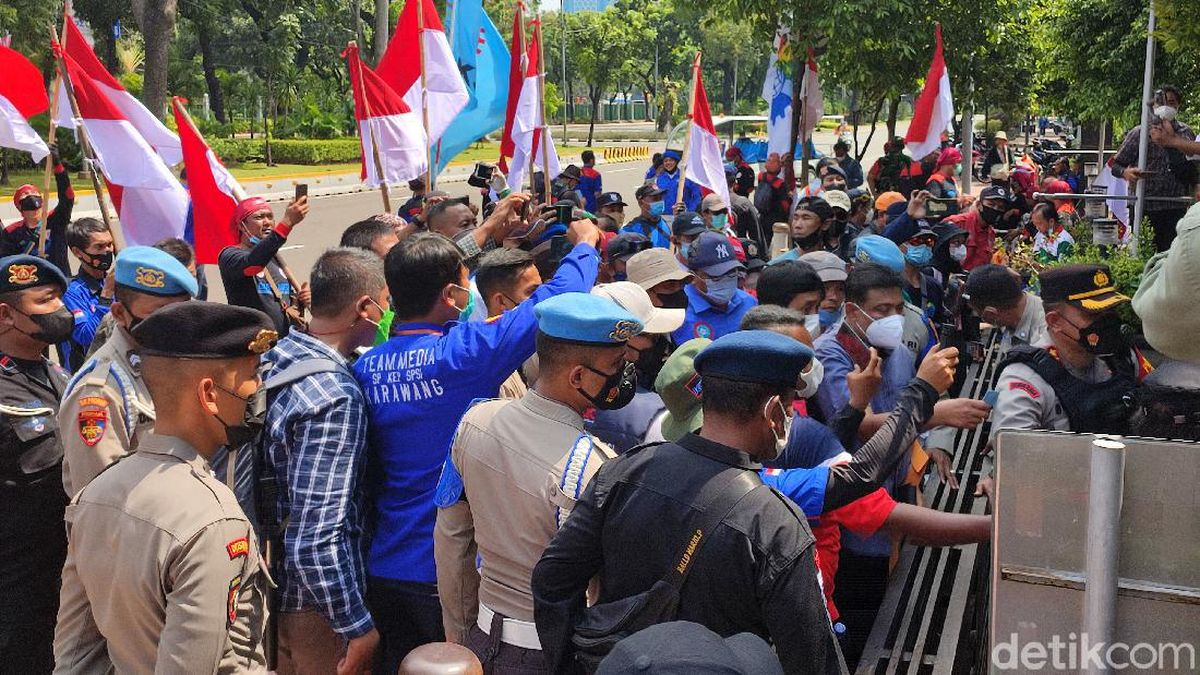 Detail Gambar Aparat Blokade Jalan Memnuju Istana Massa Buruh Nomer 8