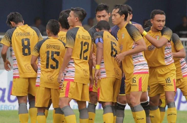 Detail Gambar Baju Bola Terbaru Liga 1 Mitra Kukar Nomer 32