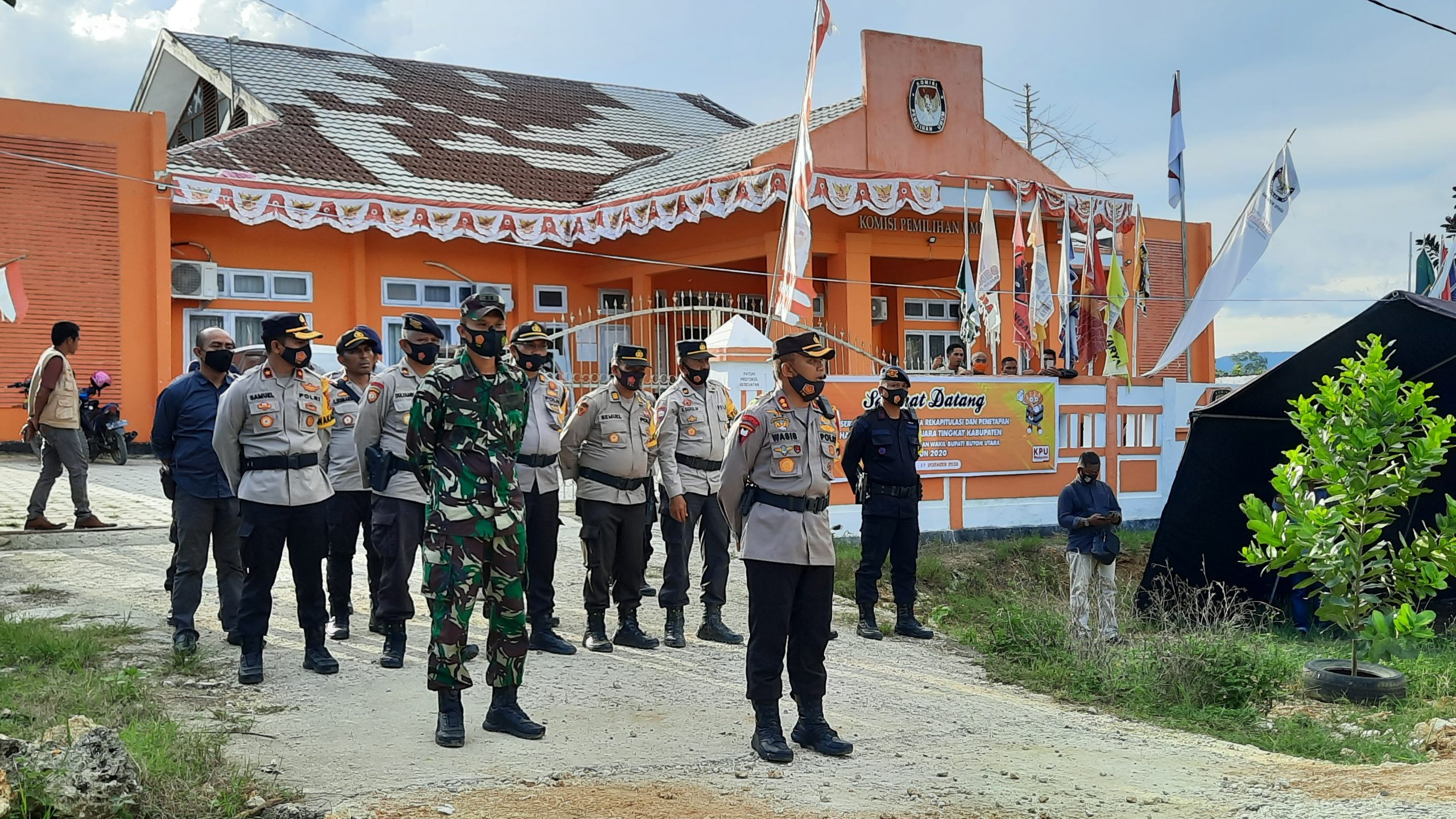 Detail Gambar Berdiri Saat Rapat Nomer 23