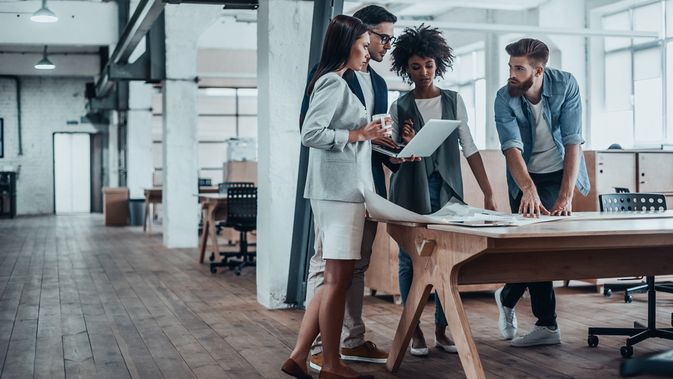 Detail Gambar Berdiri Saat Rapat Di Kantor Nomer 43