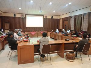 Detail Gambar Berdiri Saat Rapat Di Kantor Luar Negeri Nomer 6