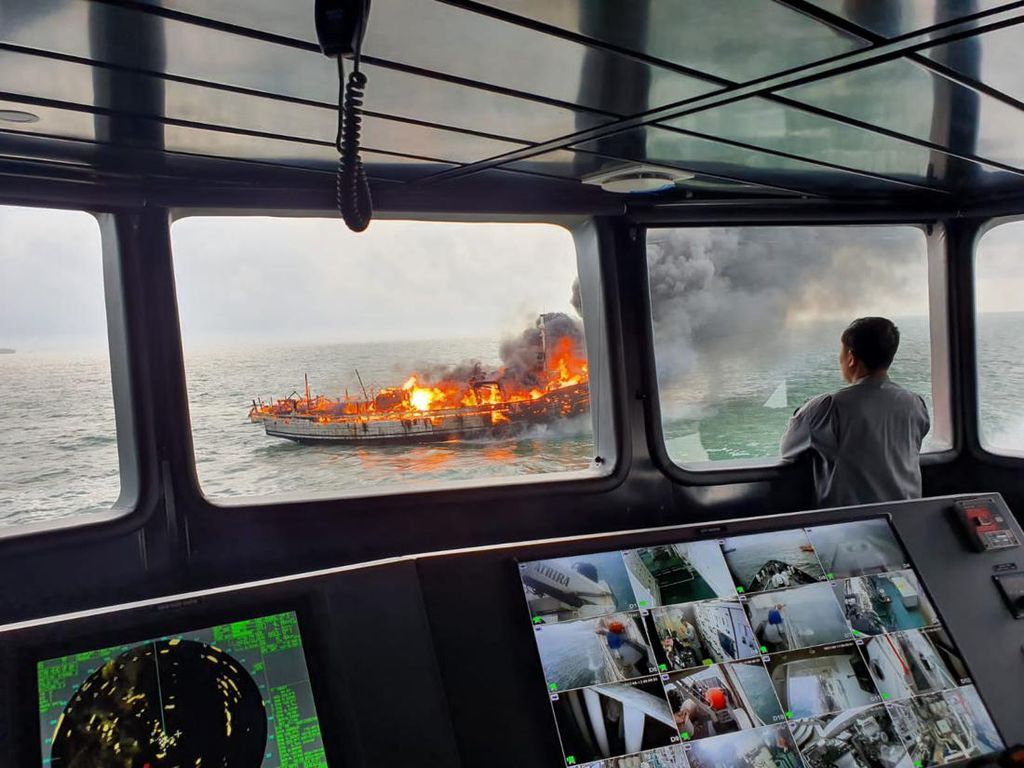 Detail Gambar Berita Kapal Terbakar Hari Ini Nomer 12