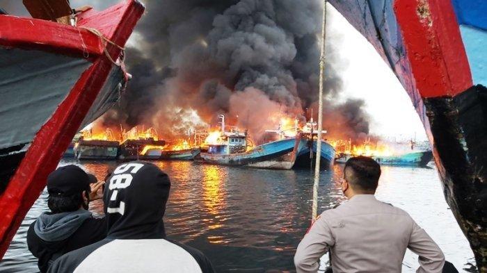 Detail Gambar Berita Kapal Terbakar Hari Ini Nomer 21