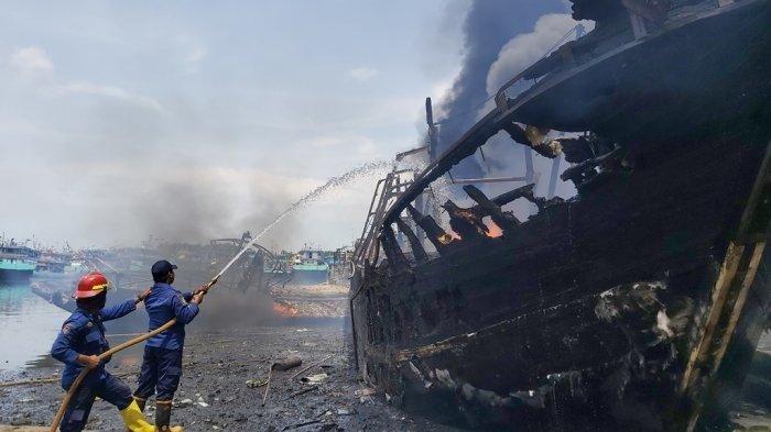 Detail Gambar Berita Kapal Terbakar Hari Ini Nomer 40