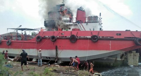 Detail Gambar Berita Kapal Terbakar Hari Ini Nomer 46