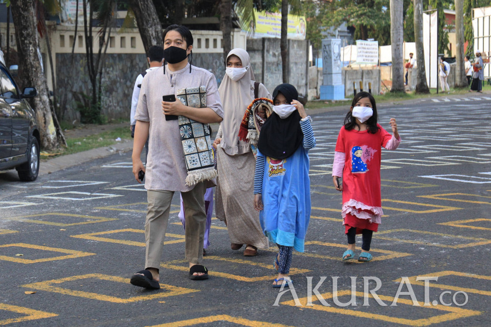 Detail Gambar Berjalan Di Hadapan Orang Tua Nomer 16