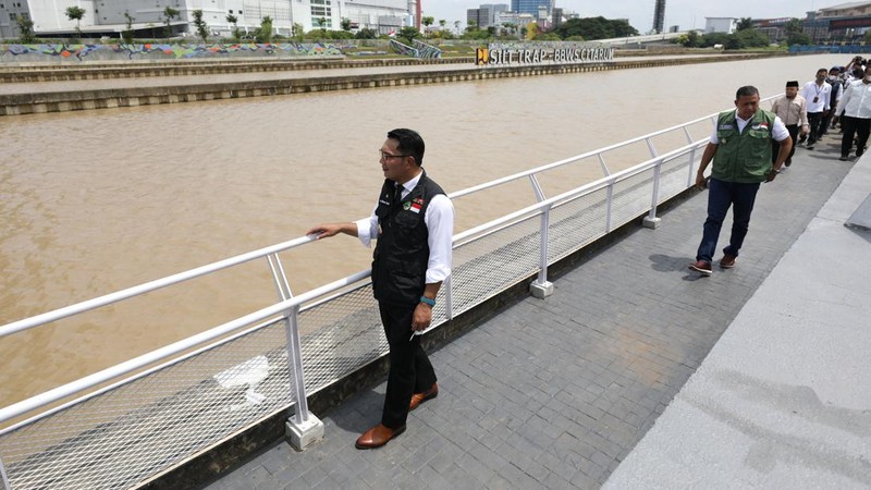 Detail Gambar Boneka Korea Selatan Berjalan Di Jembatan Nomer 12