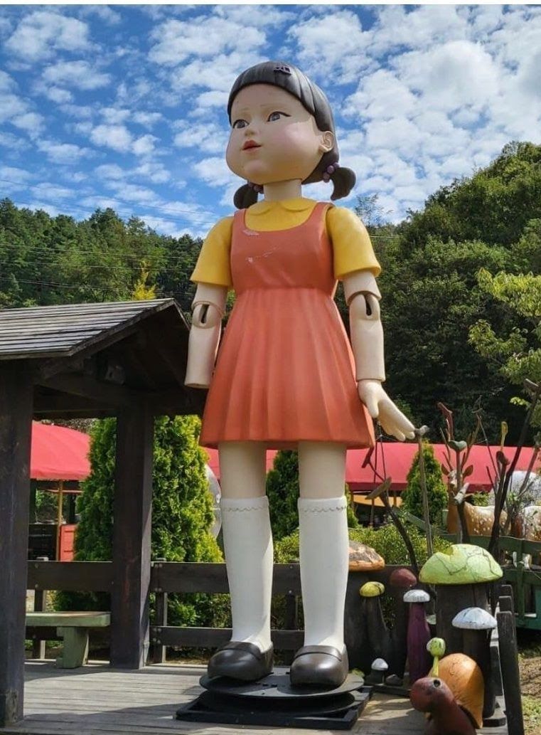 Detail Gambar Boneka Korea Selatan Berjalan Di Jembatan Nomer 4