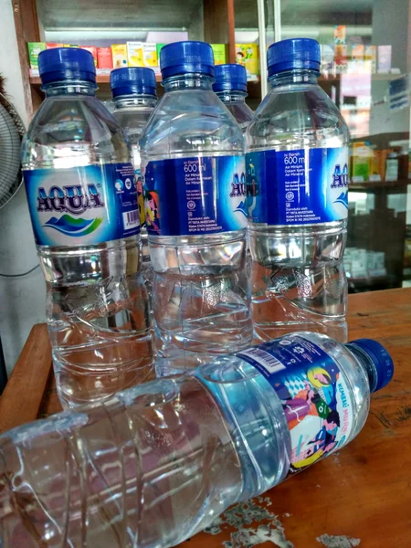 Detail Gambar Botol Diatas Meja Nomer 15