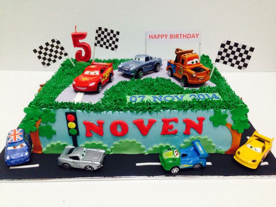 Detail Gambar Cake Mobil Cars Buttercream Nomer 19