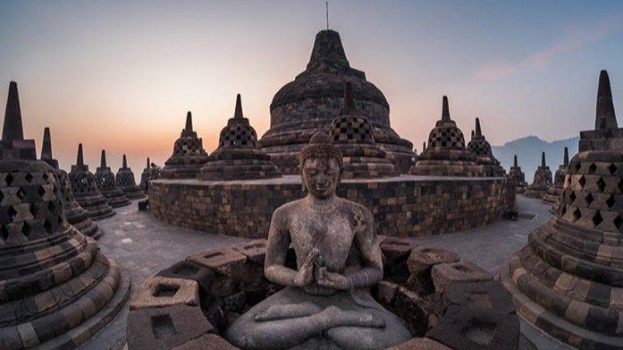 Detail Gambar Candi Mendut Beserta Asal Usul Dalam Bahasa Inggris Nomer 46